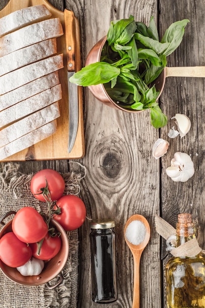 Stoły z różnymi składnikami kulinarnymi